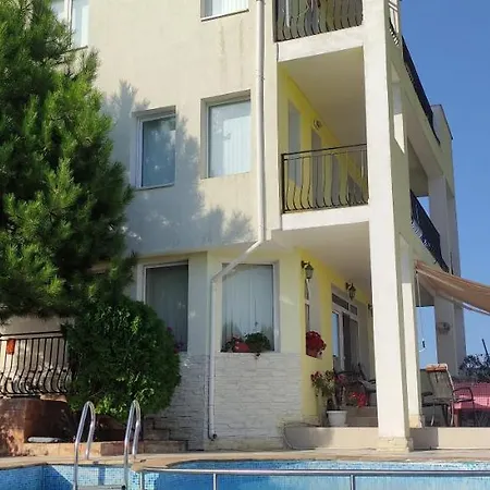 Byala Grape House بيت للعطل بايالا